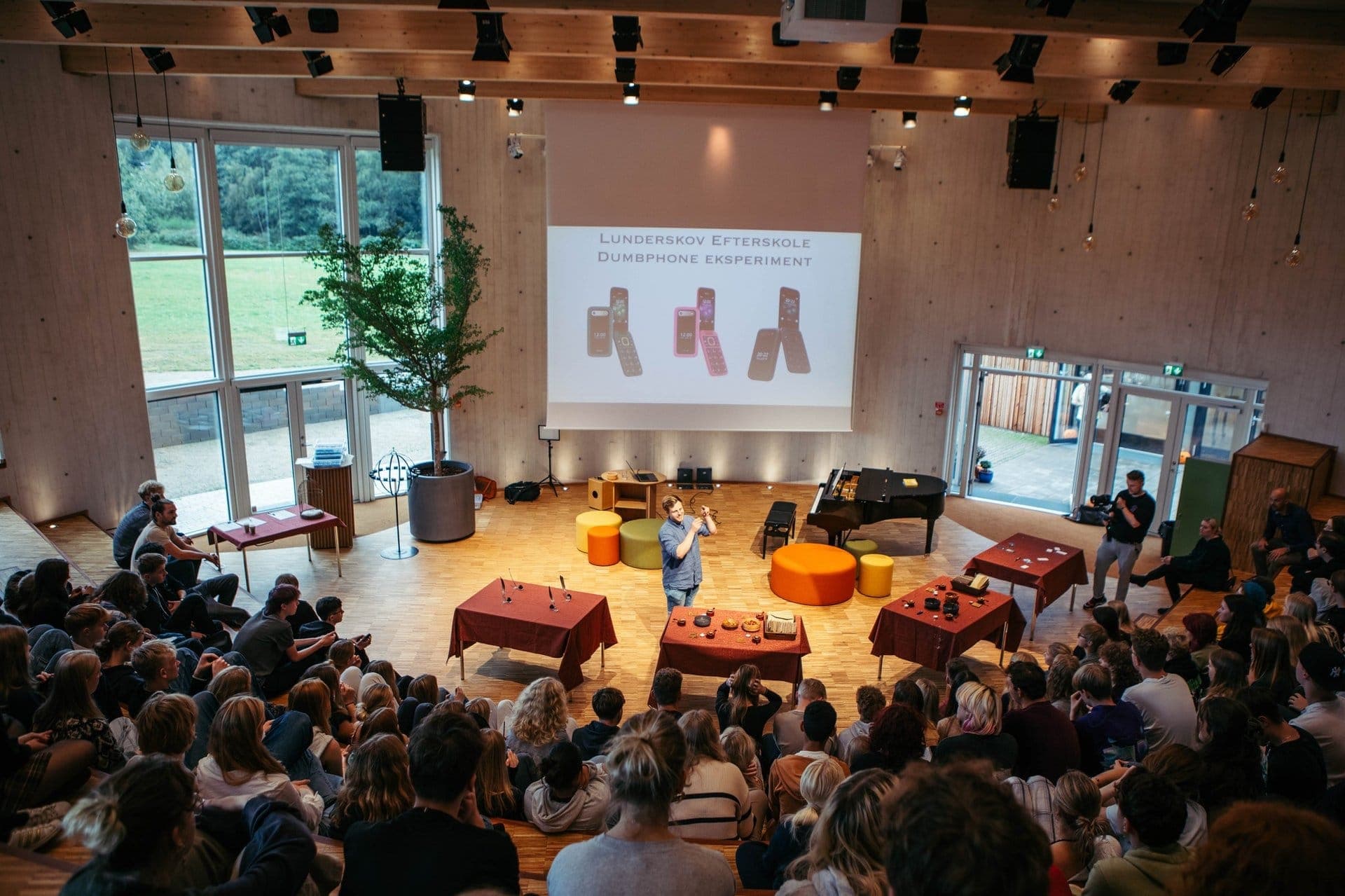 Arne Bangsgaard holder foredrag på Lunderskov efterskole