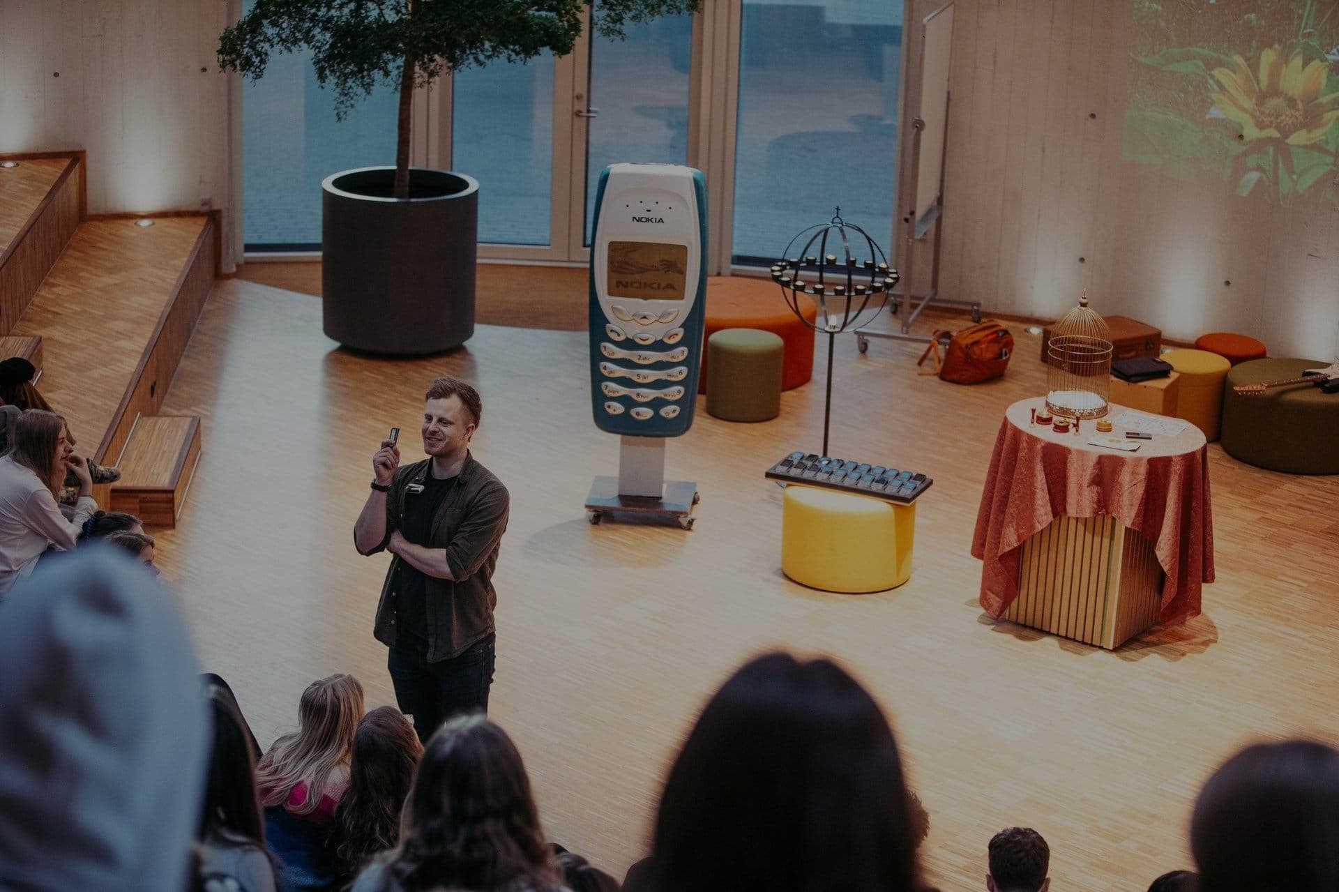 Arne Bangsgaard præsenterer Nokia-telefoner under foredrag